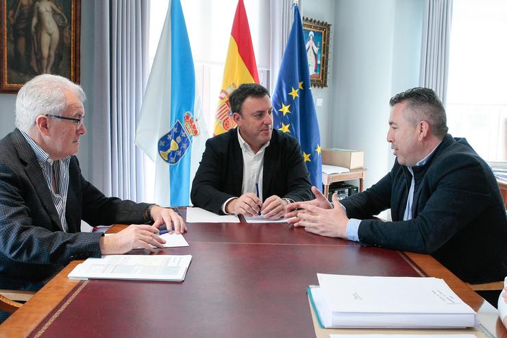 O presidente da Deputación da Coruña e o alcalde de Brión analizan melloras nas estradas da localidade. DEPUTACIÓN DA CORUÑA