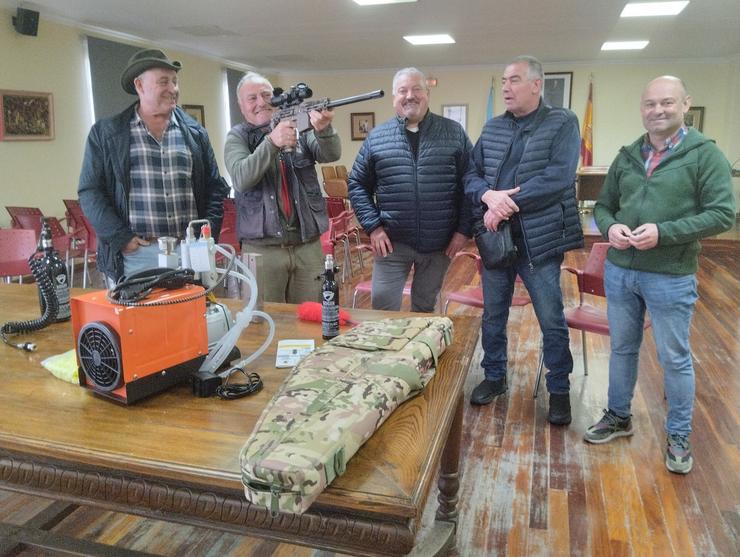 Presentación en Covelo da escopeta de bólas biocidas para combater á velutina. CONCELLO DE COVELO 