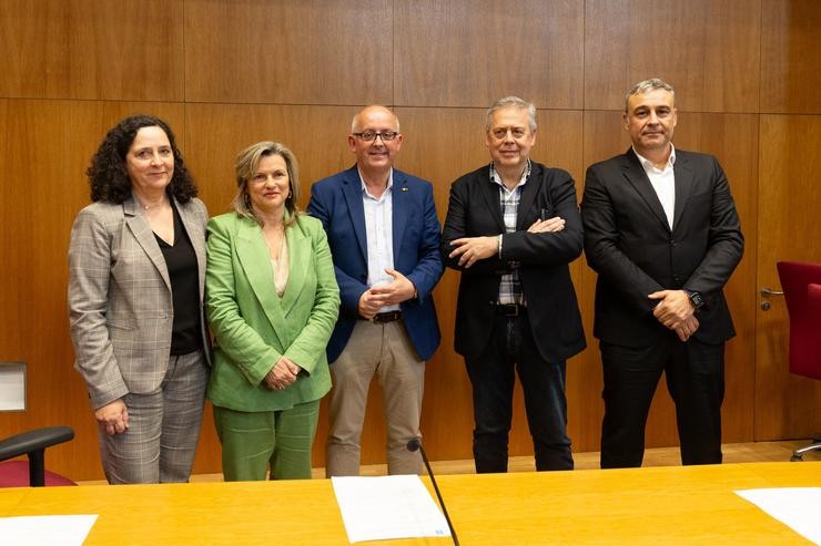 A delegada da Xunta na Coruña, Belén do Campo, a exgerente da área sanitaria de Santiago, Eloína Núñez, o novo xerente, Anxo Facio, o conselleiro de Sanidade, Antonio Gómez Caamaño, e o xerente do Sergas, José Ramón Parada.. XUNTA / Europa Press