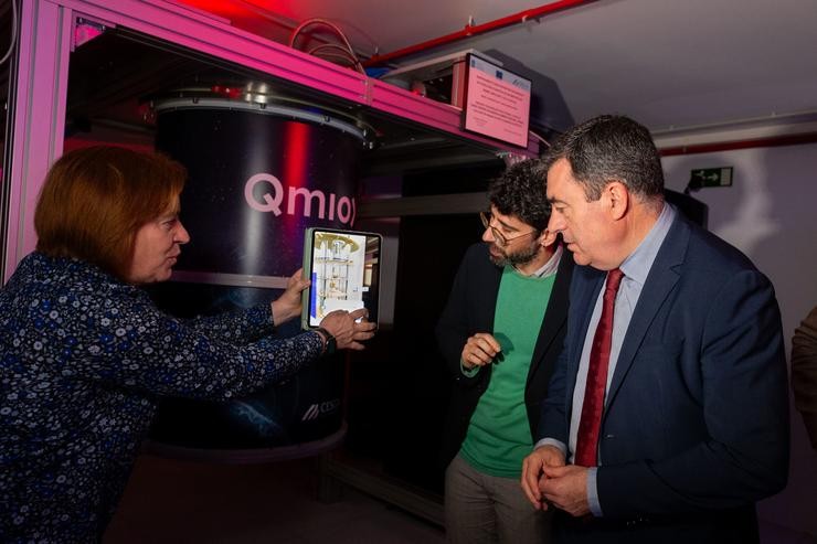 O conselleiro de Educación, Ciencia, Universidades e FP, Román Rodríguez, visita o supercomputador cuántico Qmio / XOÁN CRESPO