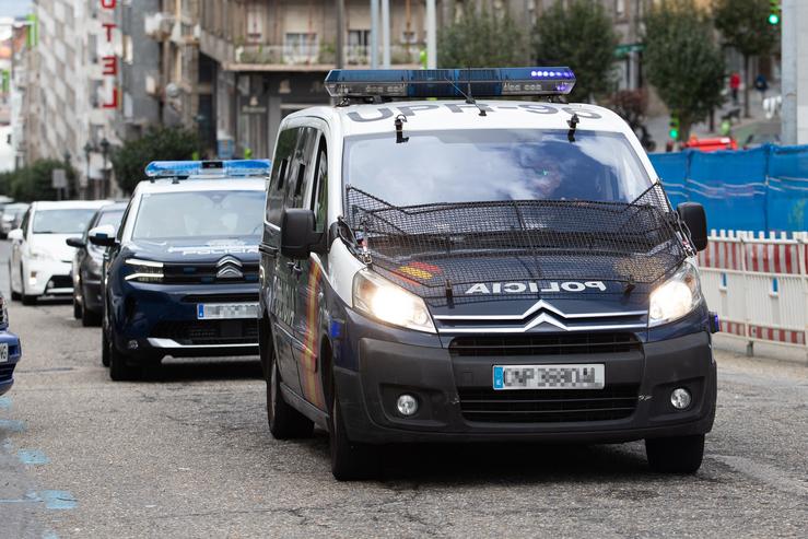 Varios coches da Policía Nacional en Vigo / Adrián Irago - Arquivo