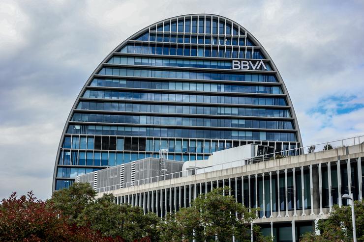 Fachada do edificio ?A Vela?, na cidade do BBVA, a 30 de abril de 2024, en Madrid (España). BBVA está a estudar unha posible fusión con Banco Sabadell e contratou a varios asesores para analizar a operación, segundo informou o banco nun co. Ricardo Rubio - Europa Press