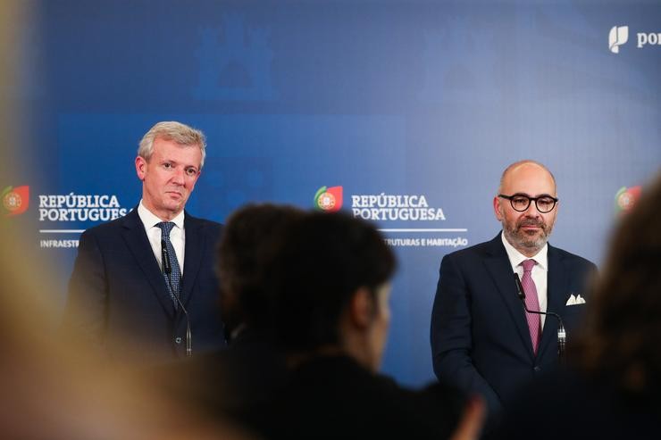 O presidente da Xunta, Alfonso Rueda, reúnese co ministro portugués de Infraestruturas, Miguel Pinto.. DAVID CABEZÓN @ XUNTA / Europa Press