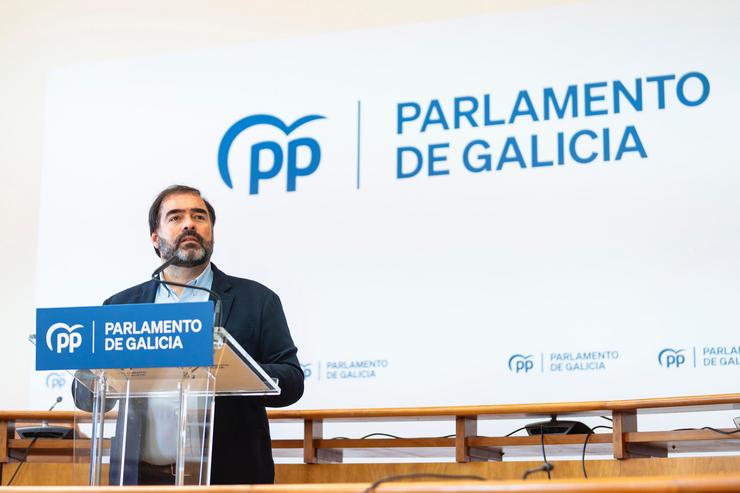 O portavoz do PPdeG no Parlamento de Galicia, Alberto Pazos Couñago, en rolda de prensa / PPDEG