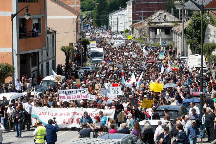 Miles de persoas protestan durante unha manifestación contra a empresa de celulosa Altri, a 26 de maio de 2024, en Palas de Rei, Lugo, Galicia.. Carlos Castro - Europa Press