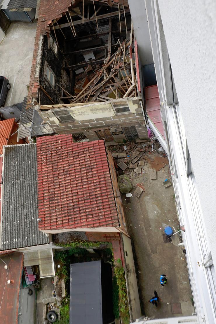 Vista aérea do edificio que se derrubou, a 25 de maio de 2024, en Vigo, no que morreu un bombeiro municipal que participaba en operativo de inspección / Javier Vázquez - Arquivo
