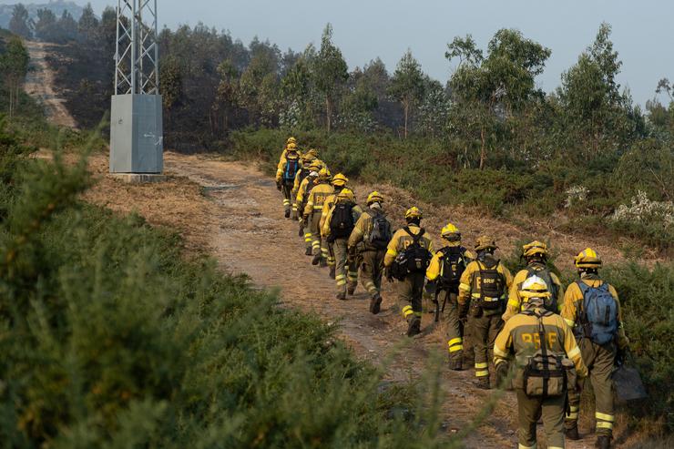 Bombeiros traballan na extinción dun incendio iniciado en Boiro, a 6 de agosto de 2022 / César Arxina - Arquivo