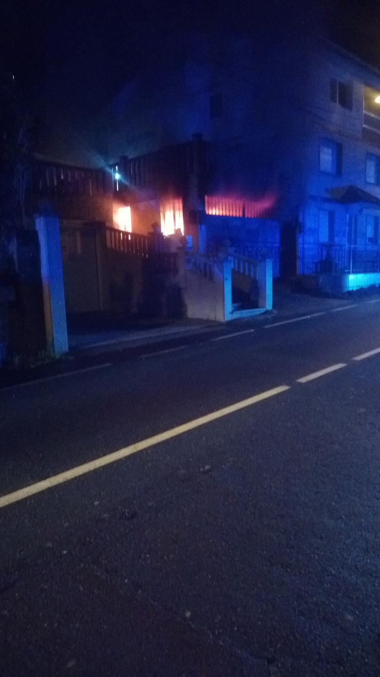 Dous feridos tras desaloxar un edificio en Vigo por mor dun incendio nun garaxe.. POLICÍA LOCAL / Europa Press