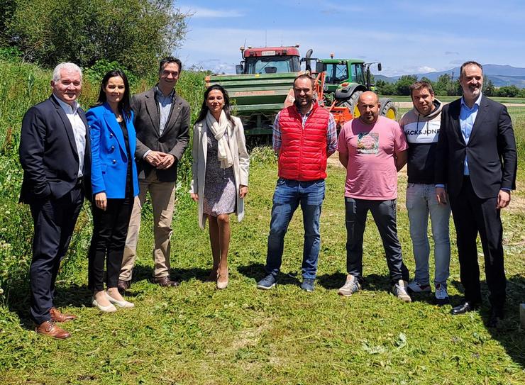 O director territorial de ABANCA en Ourense, Rubén Saavedra (dereita), o director de ABANCA Agro, Jesús Combarro (terceiro pola esquerda) e o equipo comercial do banco na Limia.. ABANCA / Europa Press