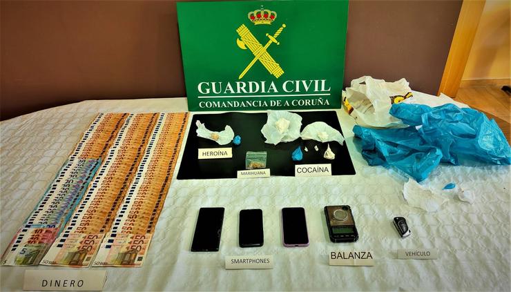 Tres detidos por tráfico de drogas tras identificar a un menor que fornecía estupefacientes na Pobra. GARDA CIVIL 