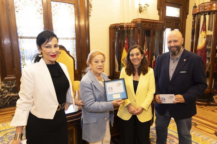 Entrega dun selo conmemorativo dedicado á escritora Luísa Villalta con presenza, entre outros, da alcaldesa da Coruña, Inés Rey. ANDY PÉREZ / Europa Press