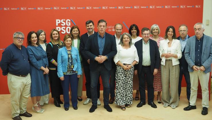 O secretario xeral do PSdeG, José Ramón Gómez Besteiro, xunto aos representantes do partido. PSDEG / Europa Press / Europa Press