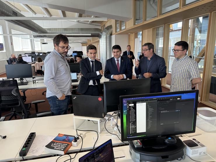 O delegado do Goberno en Galicia, Pedro Blanco, e o deputado e portavoz de Economía no Congreso, Pedro Casares, visitaron as instalacións da empresa Cinfo, na Cidade do TIC da Coruña. DELEGACIÓN DO GOBERNO / Europa Press