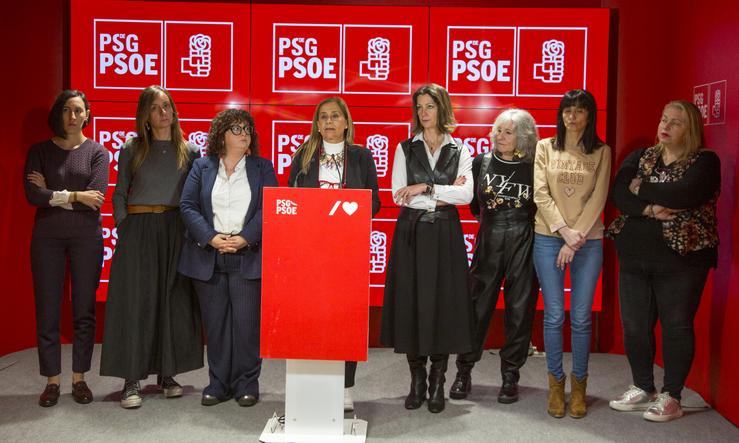 A presidenta do PSdeG, Carmela Silva, con outras dirixentes do partido en rolda de prensa 