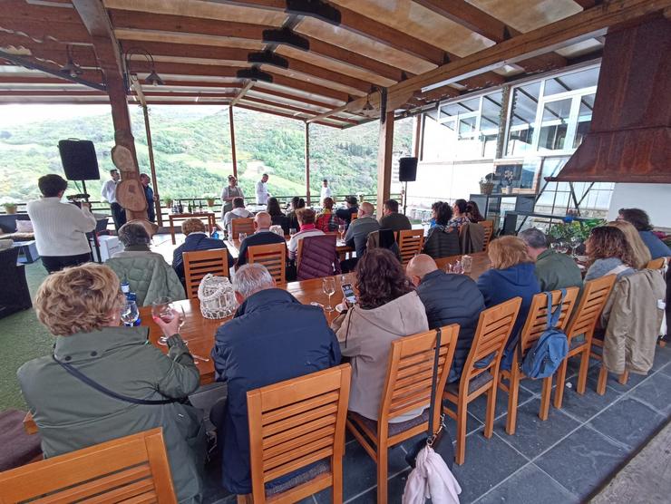 Participantes dunha actividade da 'Primavera de Portas Abertas' en Valdeorras. Foto: Ruta do Viño de V.