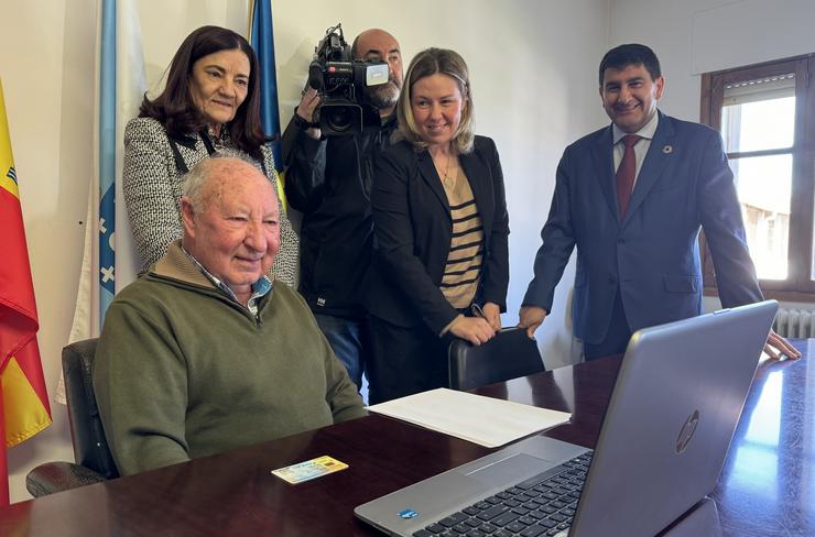 O delegado do Goberno en Galicia, Pedro Blanco, xunto a unha persoa maior que participa no programa que ofrece asistencia telemática a persoas que residen no rural para facer a Renda 