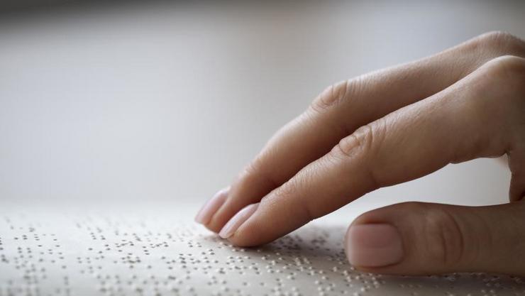 Unha persoa fai lectura en braille.. USC