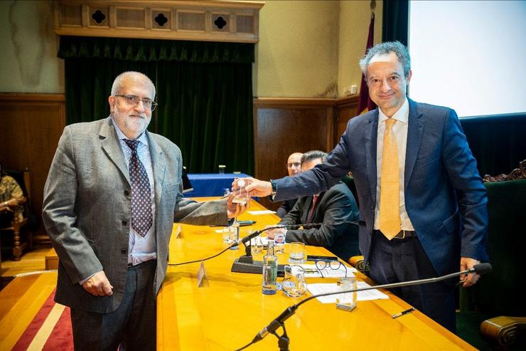 (I) O Neurólogo Do CHUS, Francisco Javier López, Recibe O Premio SEN Epilepsia Da Man Do Presidente Da Sociedade Española De Neurología, Jesús Porta-Etessam.. SEN / Europa Press