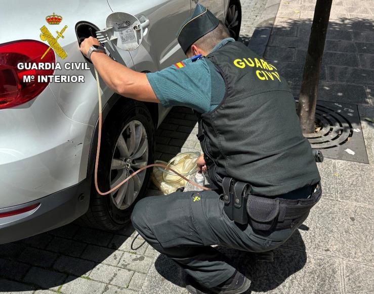 A Garda Civil denuncia a unha empresa de Gondomar que usaba para gasóleo B sen autorización para a súa frota de vehículos. GARDA CIVIL / Europa Press