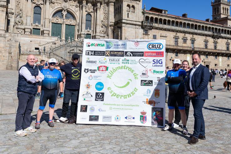 O director de Turismo de Galicia, Xosé Merelles, e o xerente de Axencia Galega de Coñecemento en Saúde, Antonio Fernández-Campa, reciben aos membros da marcha solidaria a favor do cancro infantil. XOÁN CRESPO