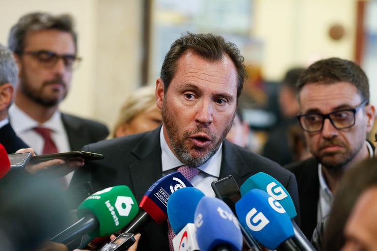 O ministro de transportes, Óscar Puente, realiza declaracións aos medios na súa visita a Lugo /  CARLOS CASTRO