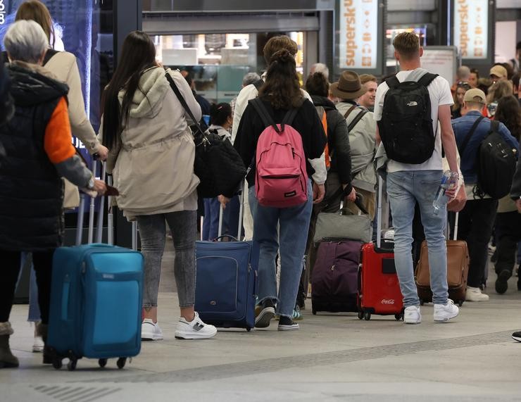 Arquivo - Numerosas persoas con maletas saen de viaxe na estación Almudena Grandes-Atocha Proximidades onde se inicia a operación de Semana Santa, a 31 de marzo de 2023, en Madrid.. Marta Fernández Xara - Europa Press - Arquivo / Europa Press