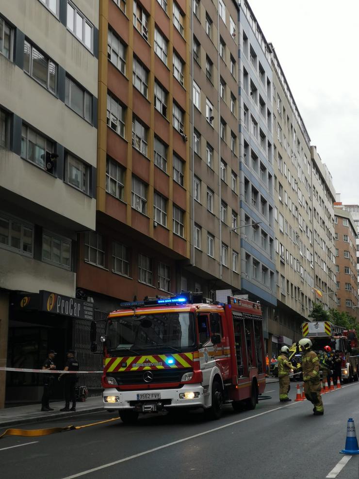 Despregue de efectivos no incendio do edificio okupado de Ronda de Nelle / XdC