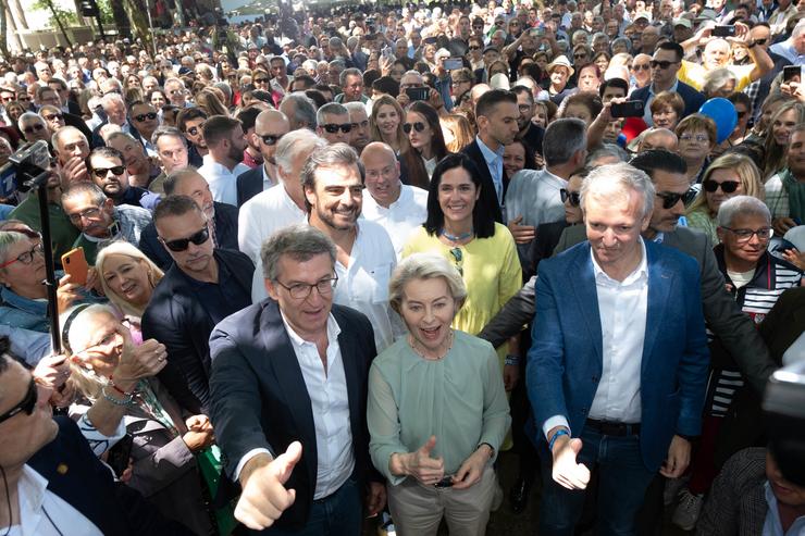 O presidente do PP nacional, Alberto Núñez Feijóo, a presidenta da CE, Ursula Von der leyen, e o presidente da Xunta, Alfonso Rueda, participan na romaría do Pino / CÉSAR ARXINA