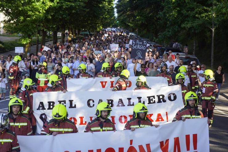 Decenas de bombeiros protestan durante unha manifestación desde praza de España / Javier Vázquez