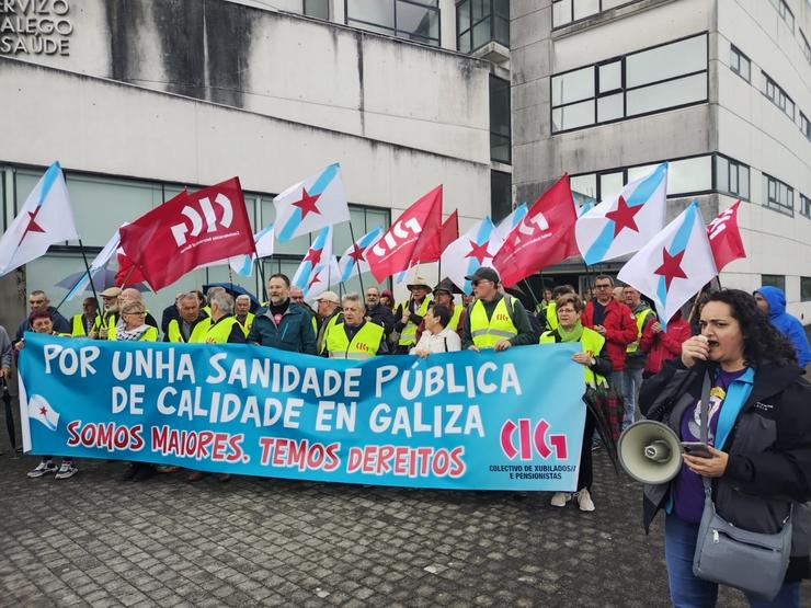 Pensionistas da CIG concéntranse ante o Sergas por unha sanidade "digna" / CIG