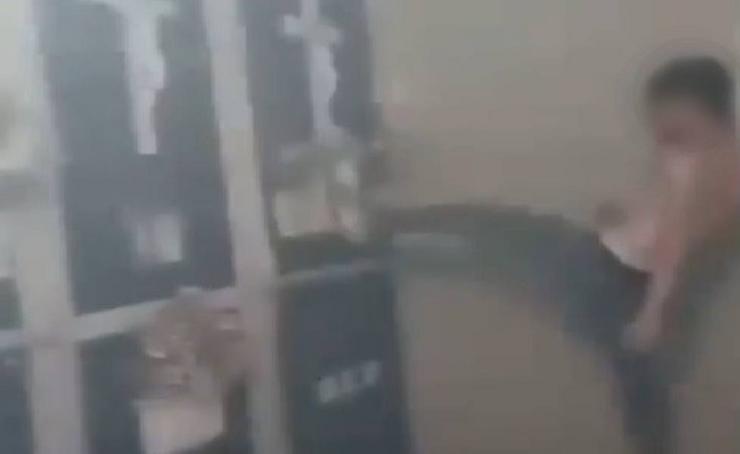 Mozos destrozando o cemiterio de Pantín / Redes sociais