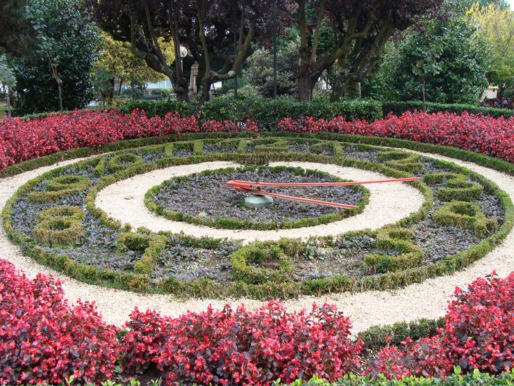 Reloxo floral nos xardíns de Méndez Núñez 