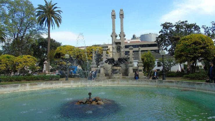Fonte e estatua de Concepción Arenal nos xardíns de Méndez Núñez 