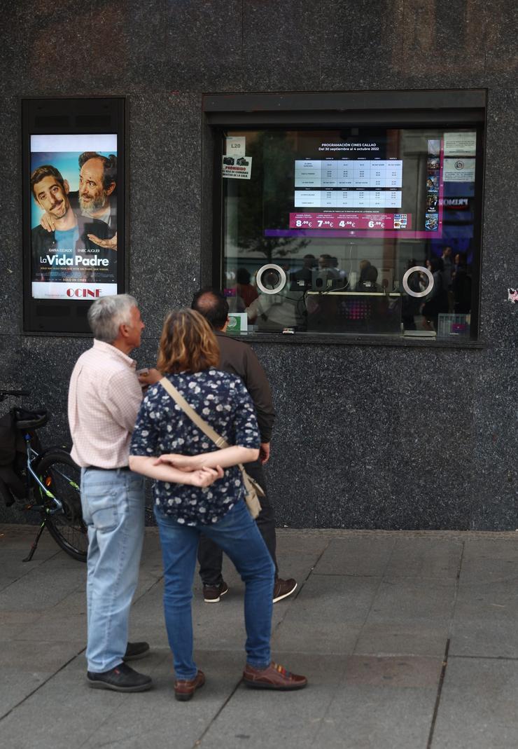 Arquivo - Varias persoas miran a programación dos cinemas Callao, o primeiro día da 19ª edición da Festa do Cinema, a 3 de outubro de 2022, en Madrid (España). Os espectadores deben conseguir unha acreditación na web oficial da festa do ci. Eduardo Parra - Europa Press - Arquivo / Europa Press