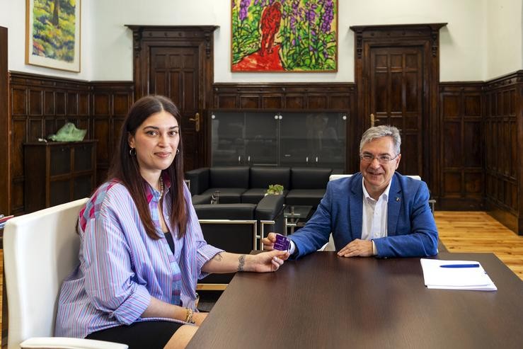 O presidente da Deputación ed Ourense, Luís Menor, con Noelia González Novelle (1ª muller participante do programa da Deputación Ourense, EmprendOU en Feminino) / DEPUTACIÓN DE OURENSE