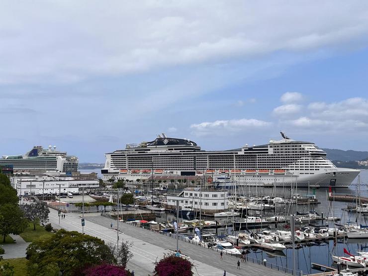 Imaxe de dous cruceiros no porto de Vigo 