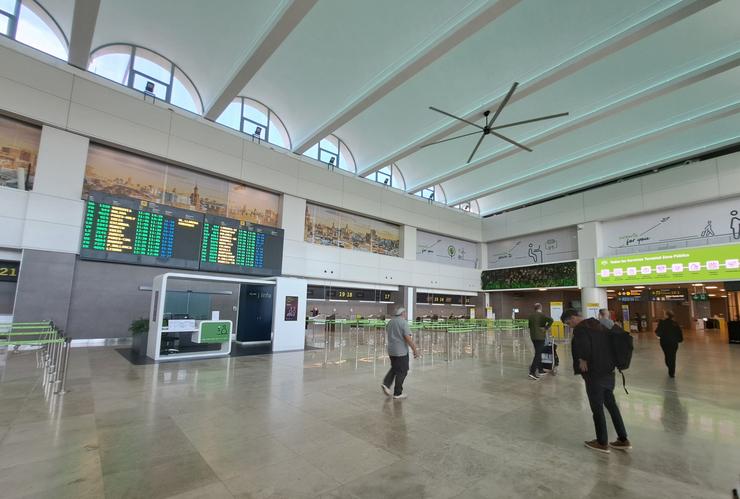 Arquivo - Vestíbulo de facturación do aeroporto de Manises. AENA - Arquivo / Europa Press