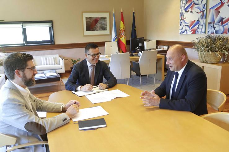 O conselleiro de Emprego, Comercio e Emigración, José González, reúnese co presidente da Asociación de Traballadores Autónomos (ATA) Galicia, Rafael Selectos.. XUNTA / Europa Press