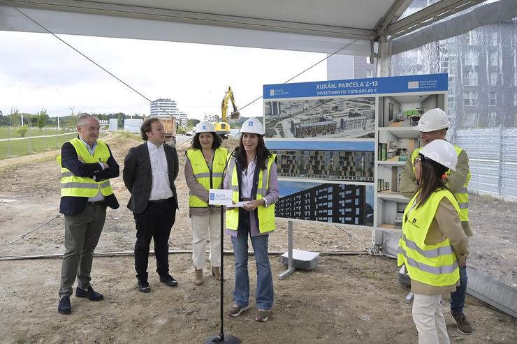 A conselleira de Vivenda e Planificación de Infraestruturas, María Martínez Allegue, xunto á delegada da Xunta na Coruña, Belén do Campo, no acto de inicio das obras de construción de 40 vivendas no barrio coruñés de Xuxán. MONCHO FONTES / Europa Press / Europa Press