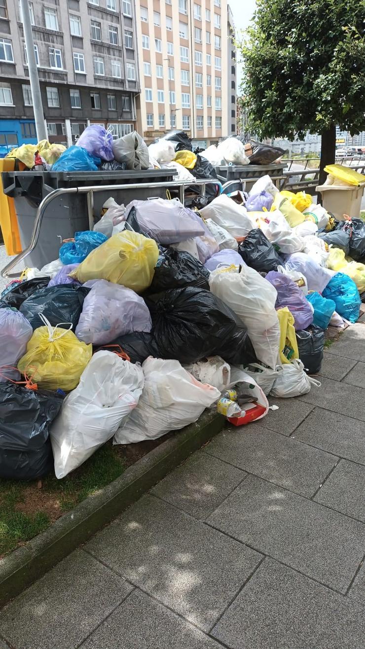O lixo séguese acumulando nas rúas da Coruña nunha xornada máis con residuos depositados no chan / Europa Press