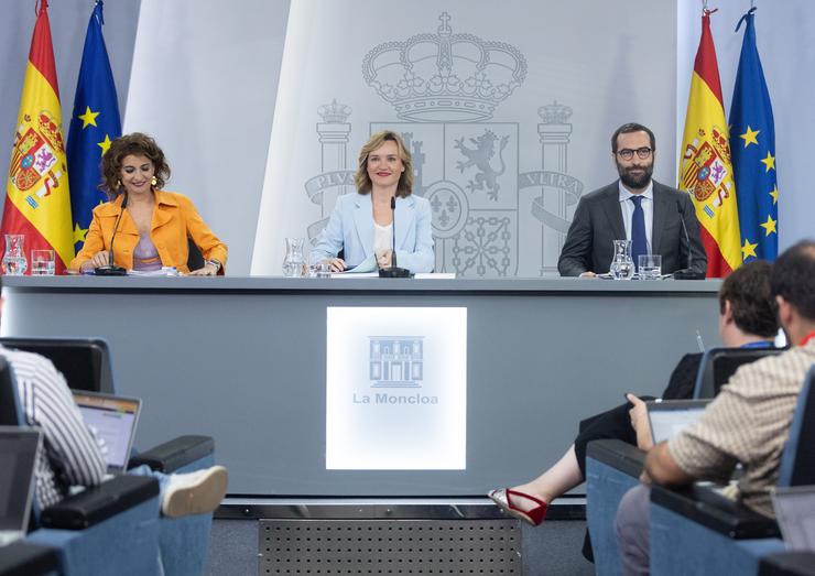 (I-D) A vicepresidenta primeira e ministra de Facenda, María Jesús Montero; a ministra Portavoz, de Educación, Formación Profesional e Deporte, Pilar Alegría e o ministro de Economía, Comercio e Empresa, Carlos Corpo, durante unha rolda de prensa / Eduardo Parra
