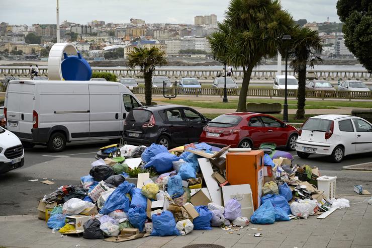 Lixo amontoado xunto aos colectores durante a folga de lixos na Coruña / M. Dylan - Arquivo