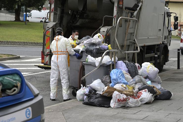 Inicio dos traballos da recollida de lixo de emerxencia na Coruña tras a folga convocada polo Sindicato da Limpeza da Coruña con moitos traballadores de baixa /.. M. DYLAN - EUROPA PRESS