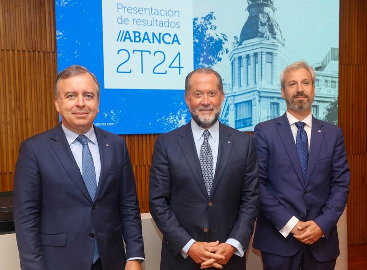 (De izq. a der.) O conselleiro delegado de Abanca, Francisco Botas; o presidente de Abanca, Juan Carlos Escotet; e o director xeral de Finanzas, Alberto de Francisco / ABANCA