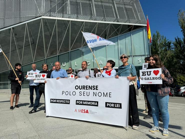 A Mesa concéntrase nos xulgados de Ourense en apoio a dous investigados por pintar un valo con toponimia deturpada.. A MESA POLA NORMALIZACIÓN LINGÜÍSTICA / Europa Press