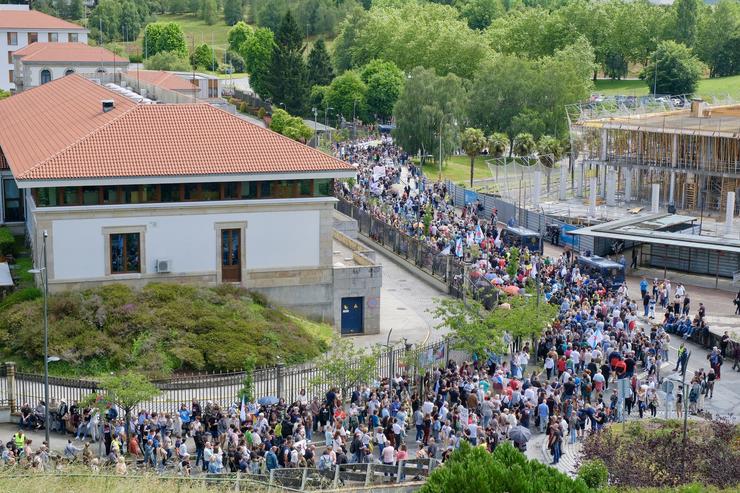 Centos de persoas durante unha nova protesta contra a empresa de celulosa Altri, na porta principal da Xunta de Galicia. César Arxina - Europa Press / Europa Press