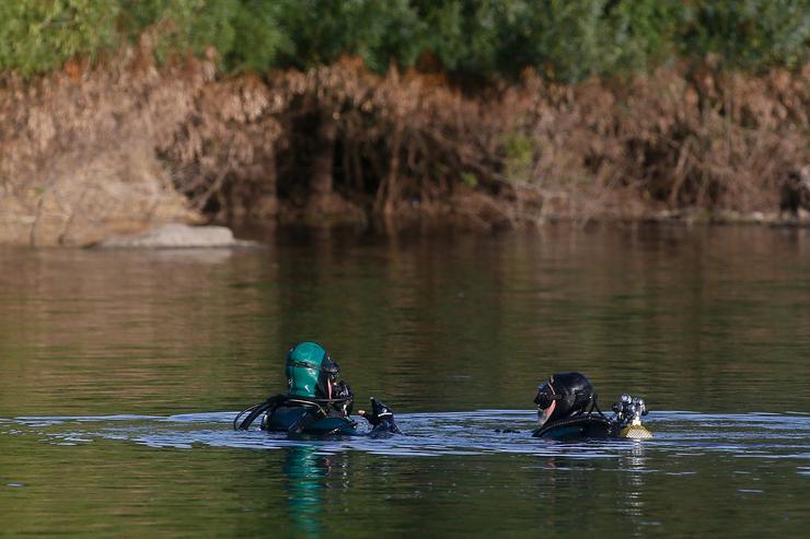Dous mergulladores da Garda Civil durante a busca dun  desaparecido nun río / Carlos Castro - Europa Press