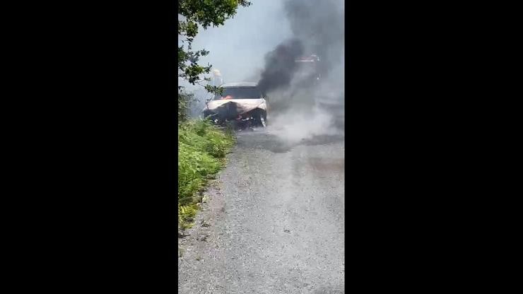 Coche ardendo tras un accidente/ remitido