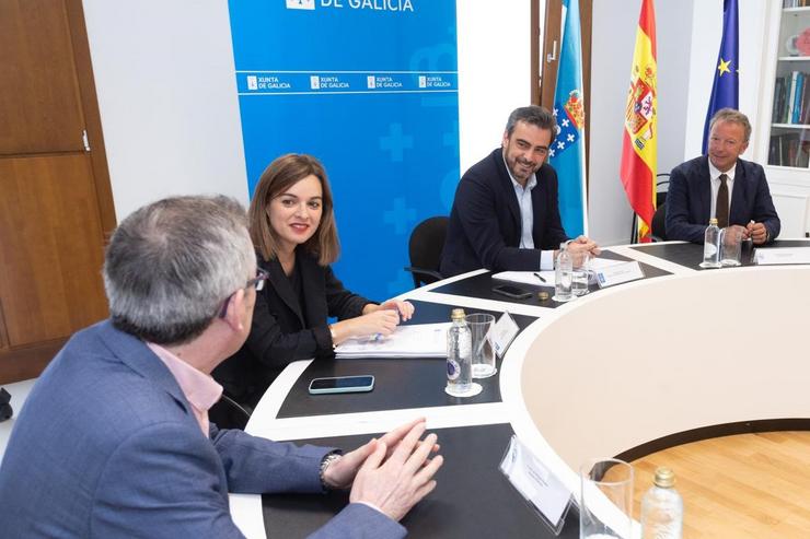 O conselleiro de Presidencia, Xustiza e Deportes, Diego Calvo, mantivo senllos encontros con representantes das asociacións maioritarias dos profesionais do taxi en Galicia, Fegataxi e Utaga. XUNTA / Europa Press