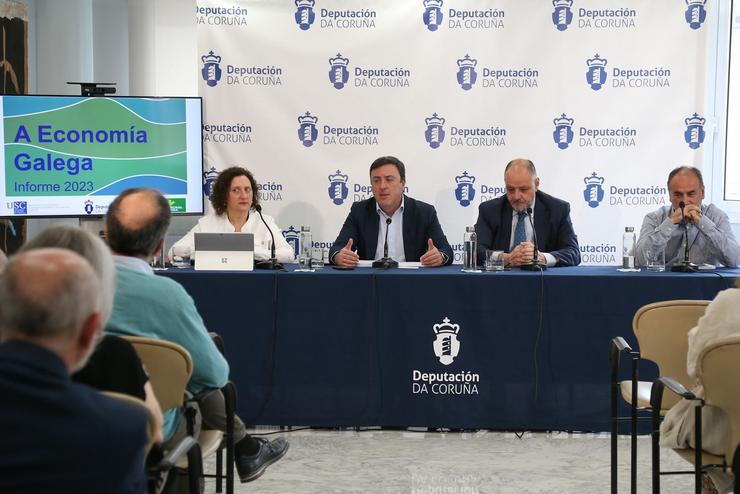 Os profesores da USC Dores Riveiro e Melchor Fernández; o presidente da Deputación da Coruña, Valentín González Formoso; e o director xeral da Caixa Rural Galega, Jesús Méndez Álvarez-Cedrón.. DEPUTACIÓN DA CORUÑA / Europa Press